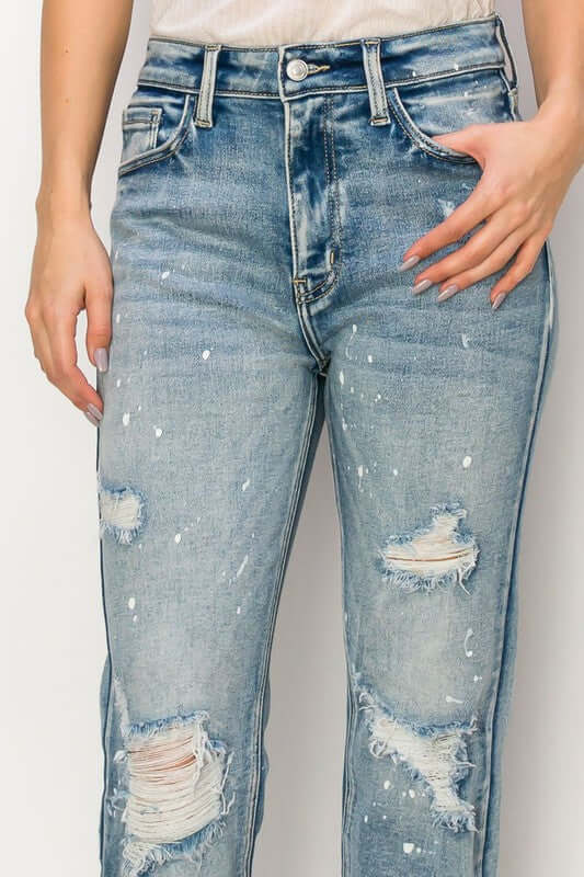 High rise distressed straight jeans with fray hem and bleach effect in stretch denim fabric for stylish ankle-length look